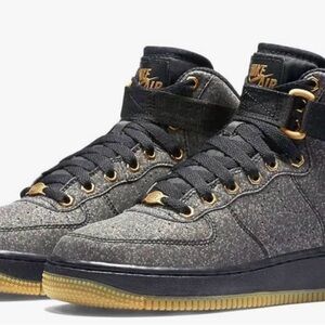 Nike Men's Black and Gold Sneakers